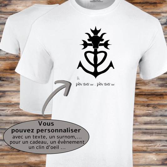 T-shirt blanc homme avec un graphisme croix de Camargue à personnaliser avec un texte. Création Virginie Linard ©.