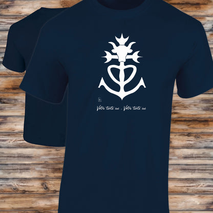 T-shirt bleu homme avec un graphisme croix de Camargue à personnaliser avec un texte. Création Virginie Linard ©.