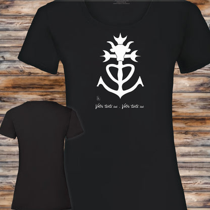 T-shirt noir femme avec un graphisme croix de Camargue à personnaliser avec un texte. Création Virginie Linard ©.