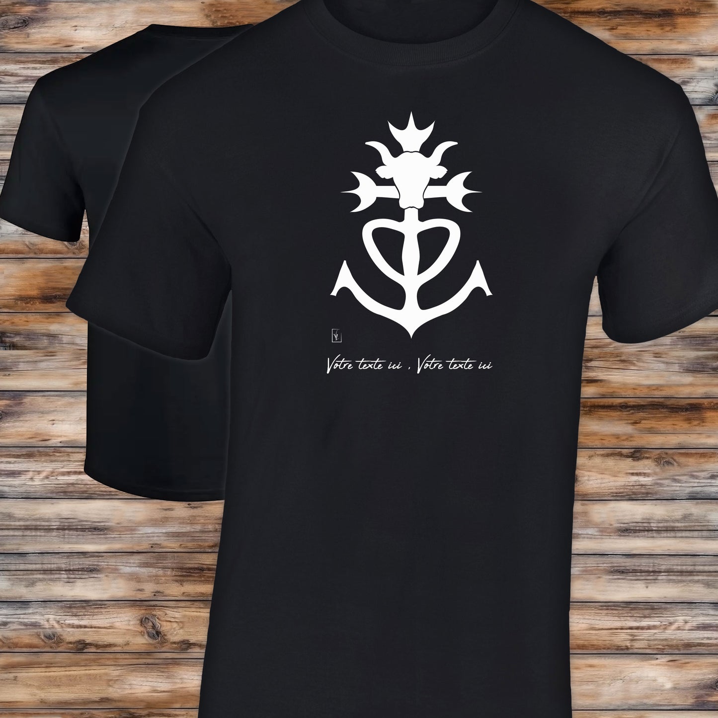 T-shirt noir homme avec un graphisme croix de Camargue à personnaliser avec un texte. Création Virginie Linard ©.