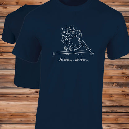 Equitation Saut d'obstacle cheval, graphisme sur T-shirt bleu homme à personnaliser avec un texte. Création Virginie Linard ©.