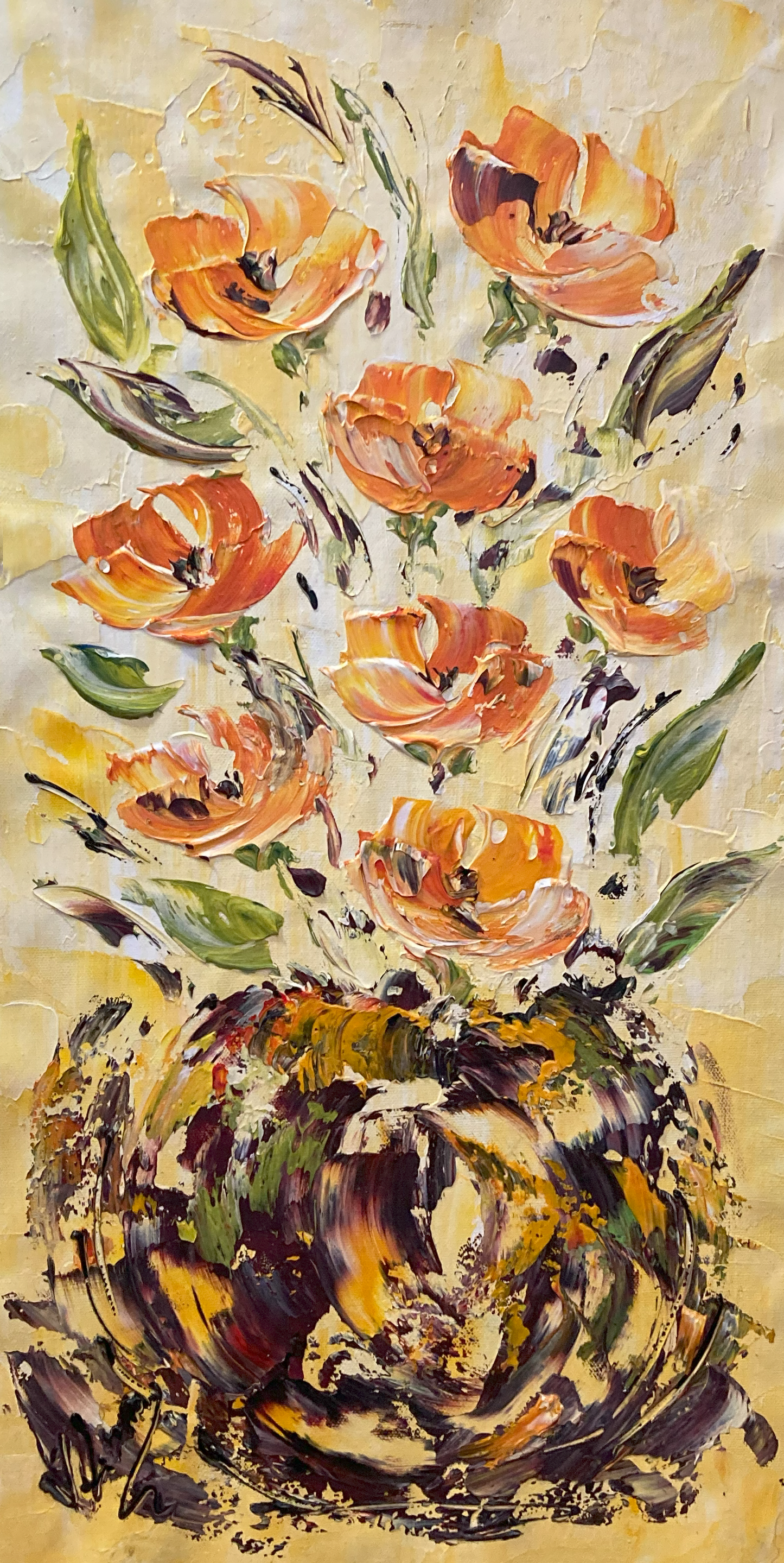 Tableau floral , bouquet de 8 fleurs jaune orange dégradées avec feuillage dans un vase sur fond jaune et blanc. Peinture sur toile format 30x60cm. Création Virginie Linard ©.