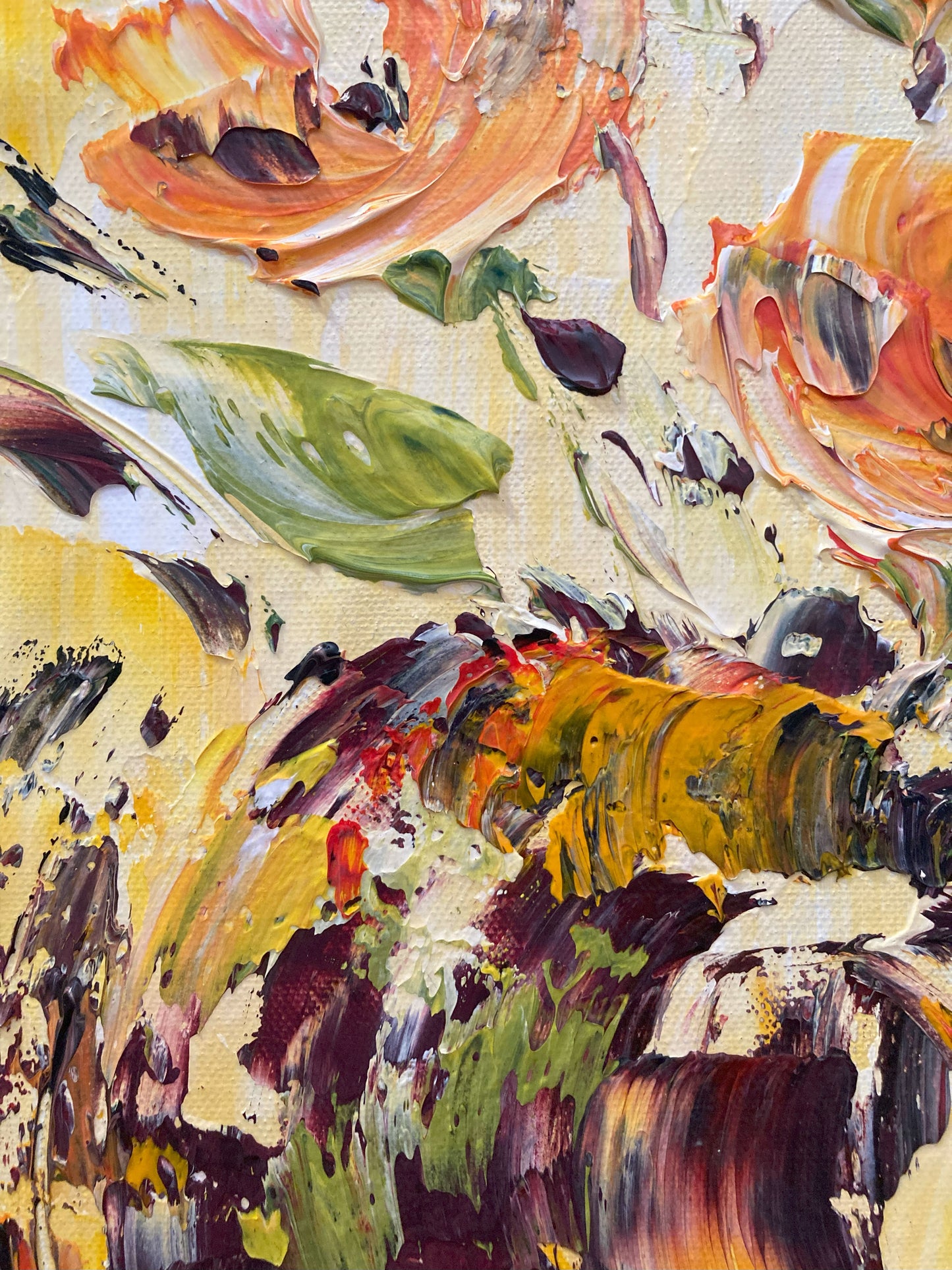 Tableau floral , bouquet de 8 fleurs jaune orange dégradées avec feuillage dans un vase sur fond jaune et blanc. Peinture sur toile format 30x60cm. Création Virginie Linard ©.