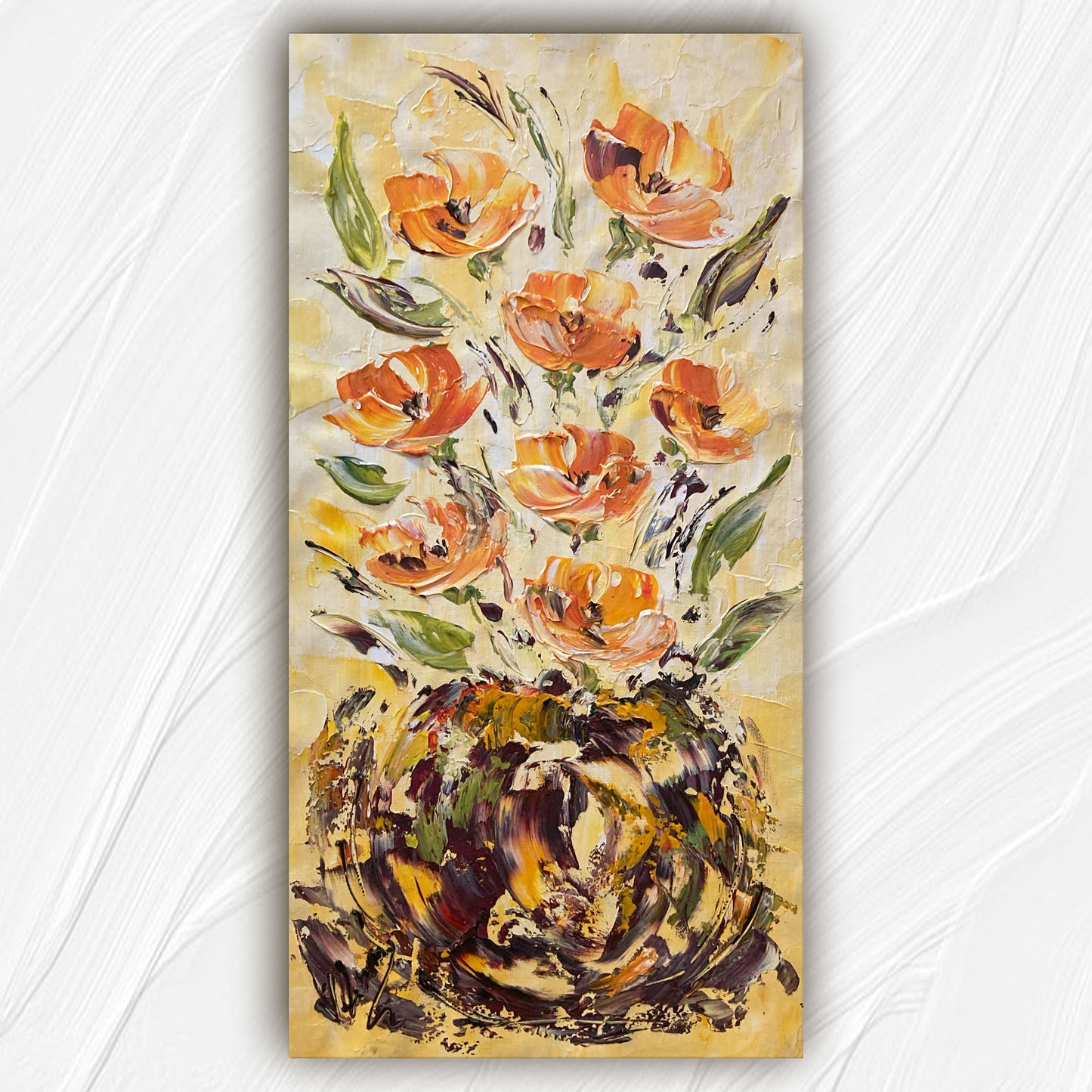 Tableau floral , bouquet de 8 fleurs jaune orange dégradées avec feuillage dans un vase sur fond jaune et blanc. Peinture sur toile format 30x60cm. Création Virginie Linard ©.