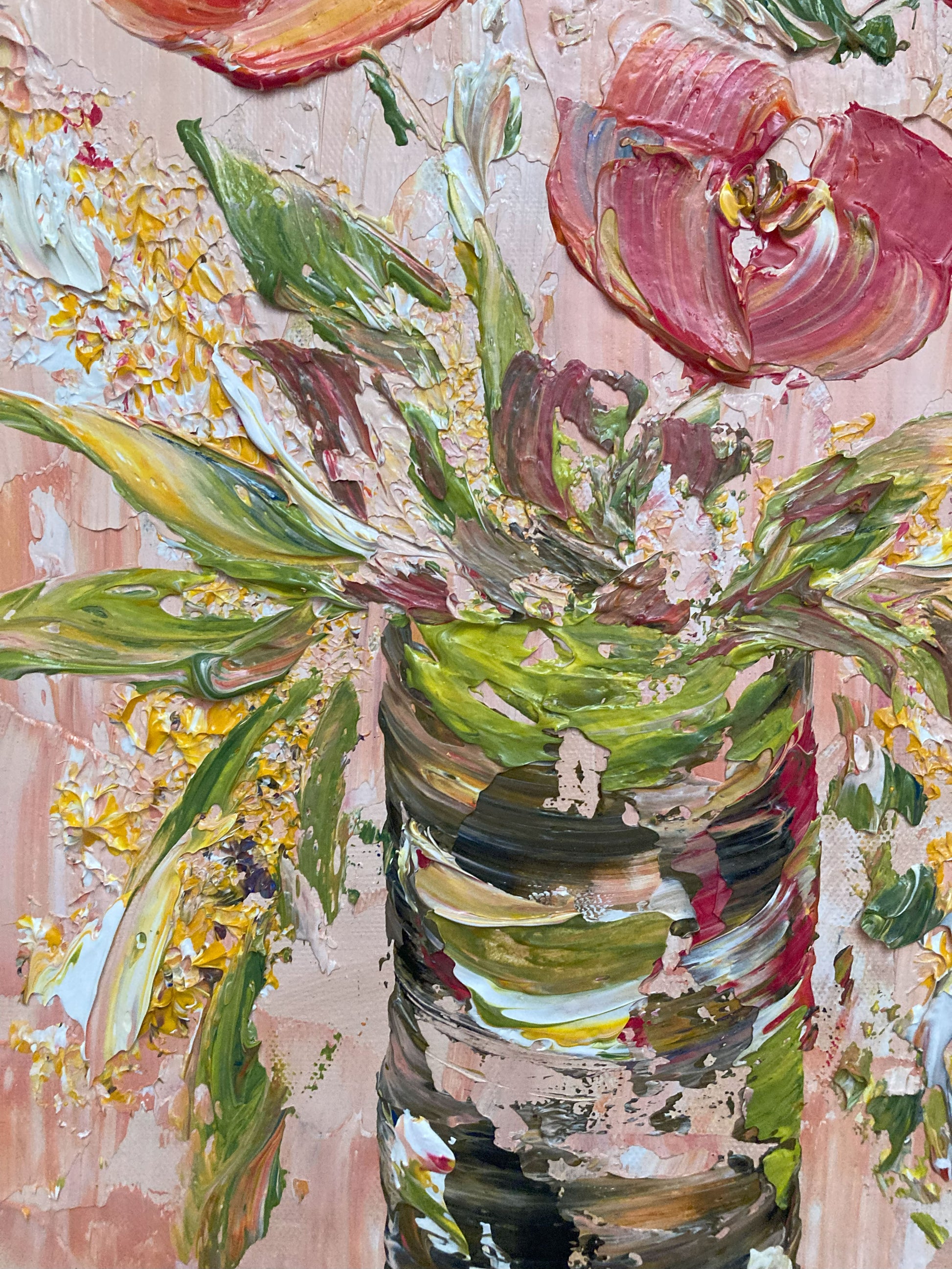 Tableau floral , bouquet de 6 fleurs rose orange dégradé avec feuillage dans un vase sur fond rose. Peinture sur toile format 30x60cm. Création Virginie Linard ©.