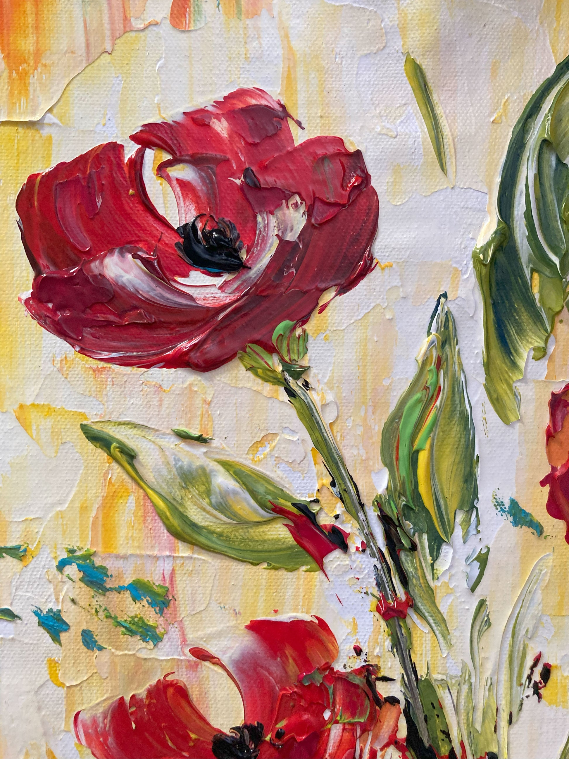 Tableau floral , bouquet de 3 fleurs rouges dégradées avec feuillage dans un vase sur fond jaune. Peinture sur toile format 30x60cm. Création Virginie Linard ©.