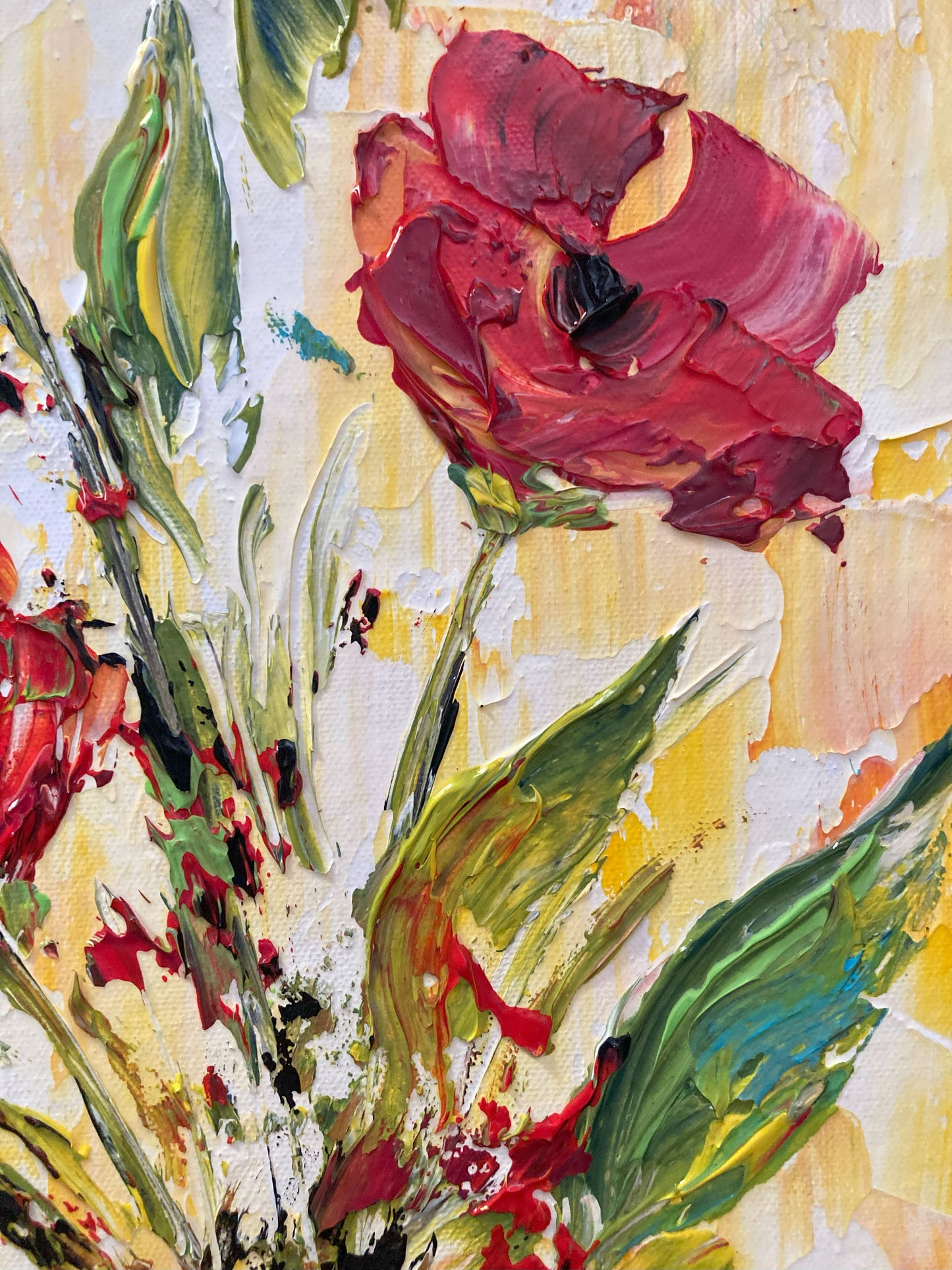 Tableau floral , bouquet de 3 fleurs rouges dégradées avec feuillage dans un vase sur fond jaune. Peinture sur toile format 30x60cm. Création Virginie Linard ©.