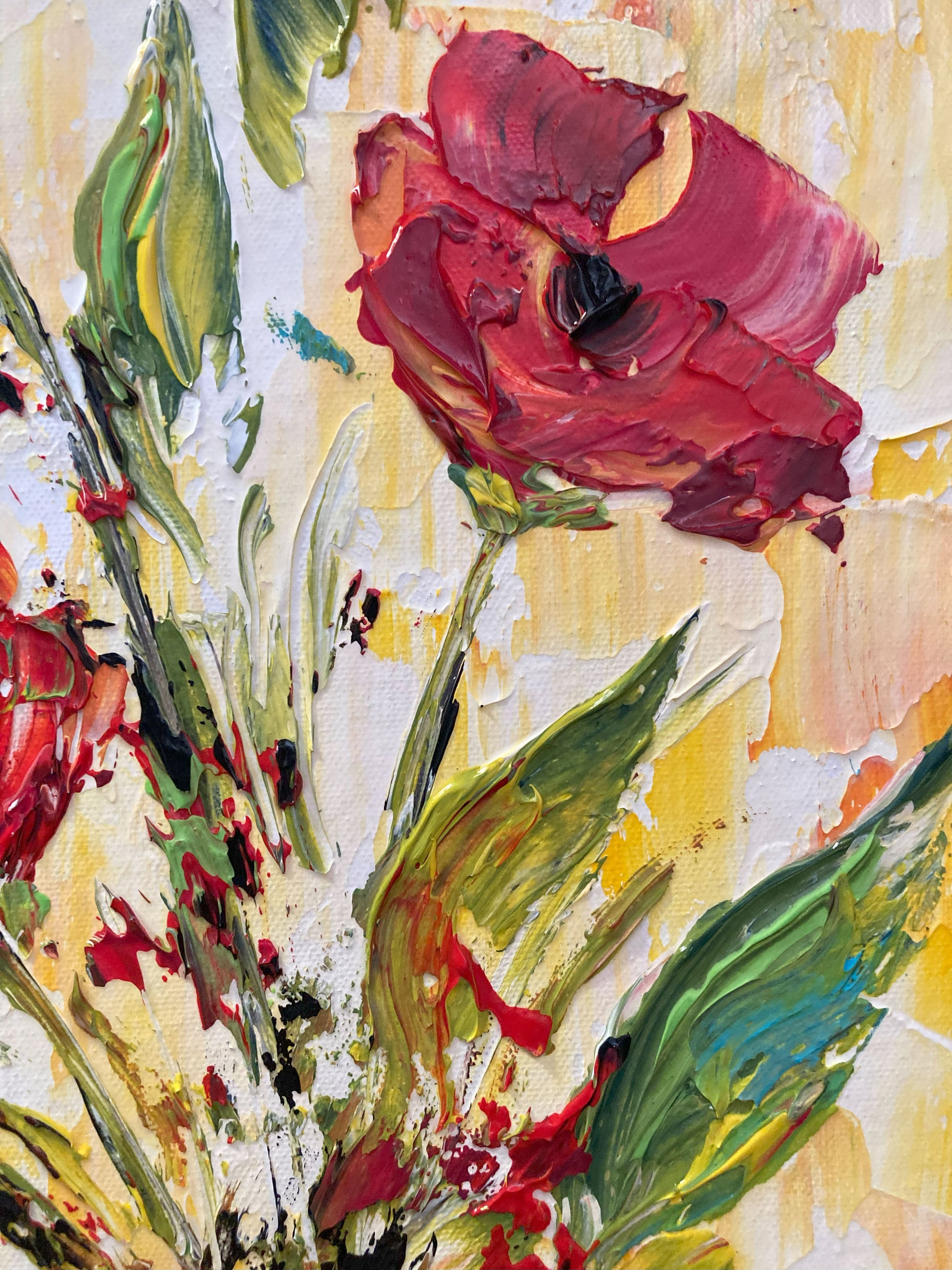 Tableau floral , bouquet de 3 fleurs rouges dégradées avec feuillage dans un vase sur fond jaune. Peinture sur toile format 30x60cm. Création Virginie Linard ©.