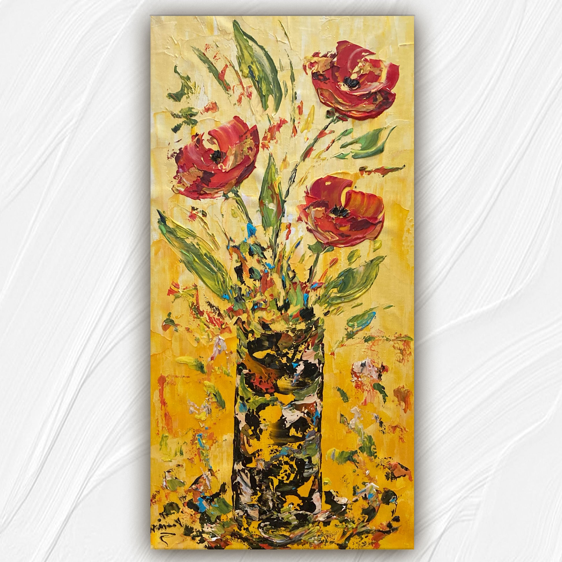 Tableau floral , bouquet de 3 fleurs rouges dégradées avec feuillage dans un vase sur fond jaune. Peinture sur toile format 30x60cm. Création Virginie Linard ©.