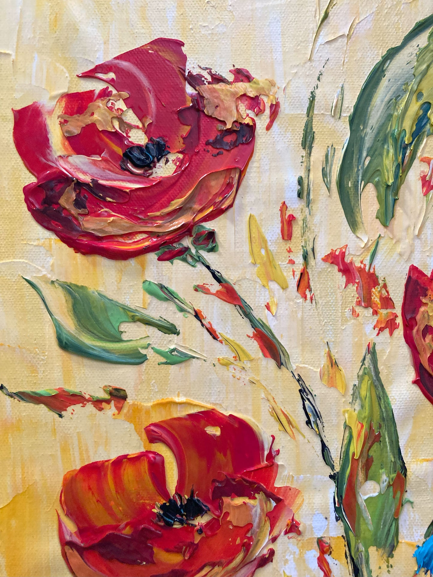 Tableau floral , bouquet de 3 fleurs rouges dégradées avec feuillage dans un vase sur fond jaune. Peinture sur toile format 30x60cm. Création Virginie Linard ©.