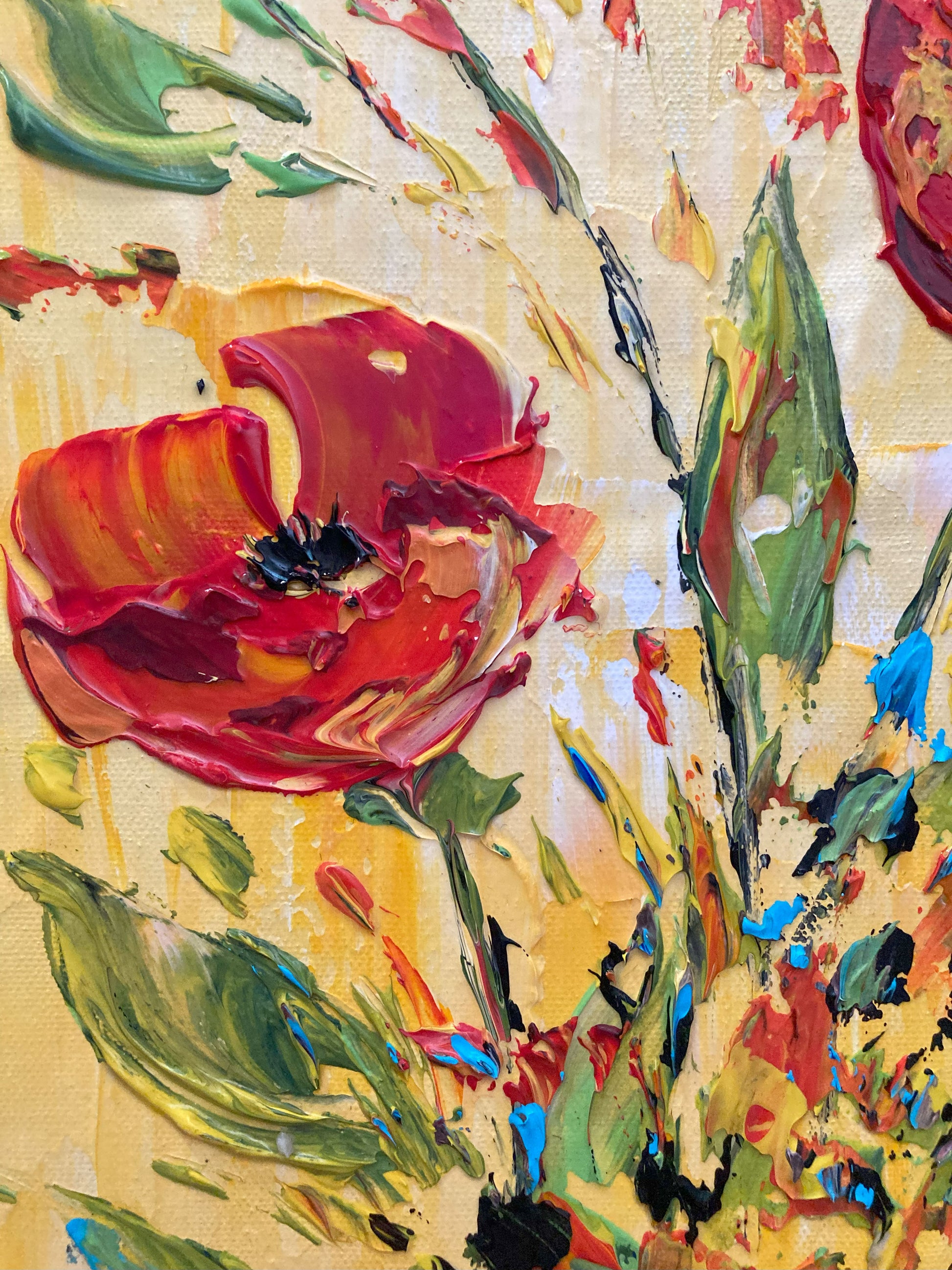Tableau floral , bouquet de 3 fleurs rouges dégradées avec feuillage dans un vase sur fond jaune. Peinture sur toile format 30x60cm. Création Virginie Linard ©.
