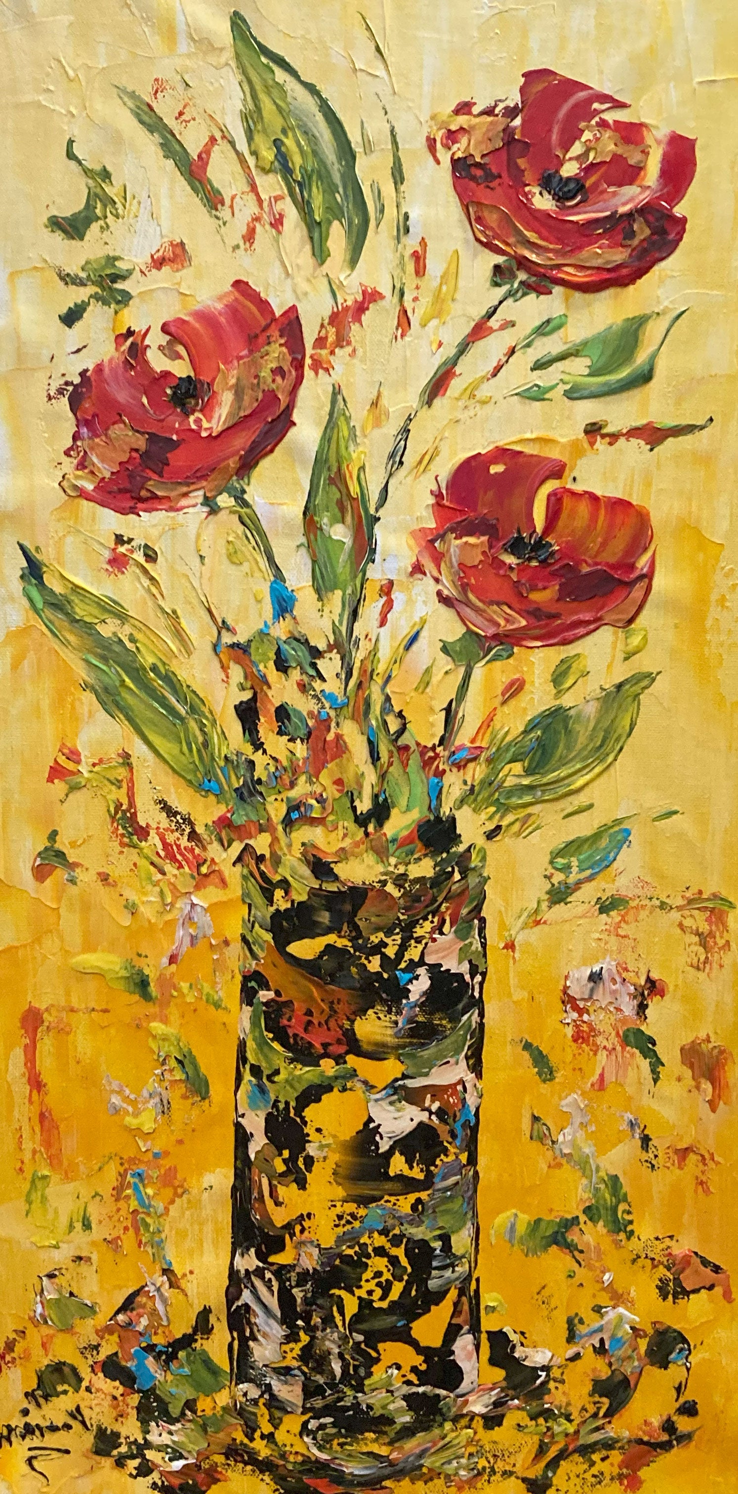 Tableau floral , bouquet de 3 fleurs rouges dégradées avec feuillage dans un vase sur fond jaune. Peinture sur toile format 30x60cm. Création Virginie Linard ©.