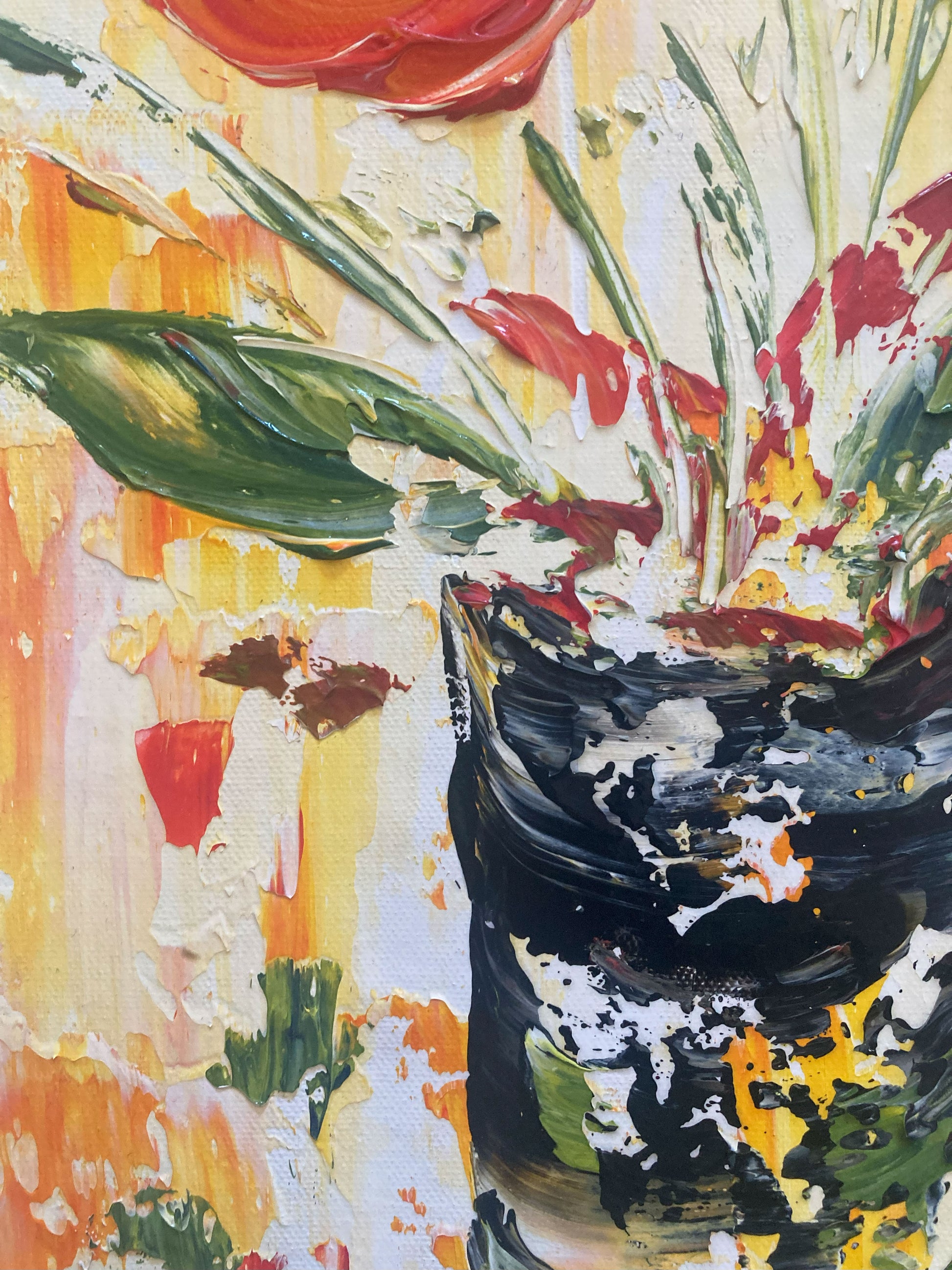 Tableau Trois fleurs rouge avec feuillage dans un vase fond jaune et blanc. Peinture sur toile format 30x60cm. Original et unique. Création Virginie Linard ©.