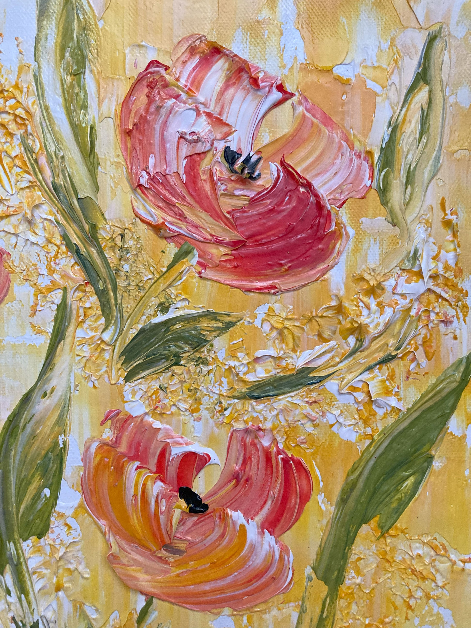 Tableau floral , bouquet de 3 fleurs tons rose saumon avec feuillage dans un vase sur fond jaune et blanc. Peinture sur toile format 30x60cm. Création Virginie Linard ©.