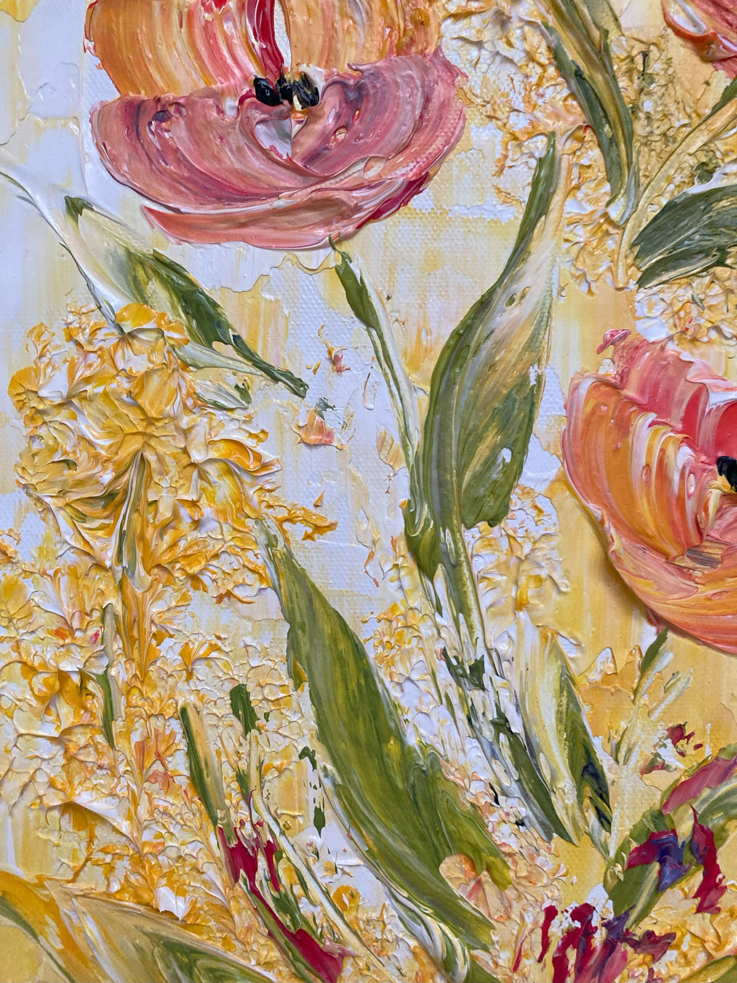 Tableau floral , bouquet de 3 fleurs tons rose saumon avec feuillage dans un vase sur fond jaune et blanc. Peinture sur toile format 30x60cm. Création Virginie Linard ©.