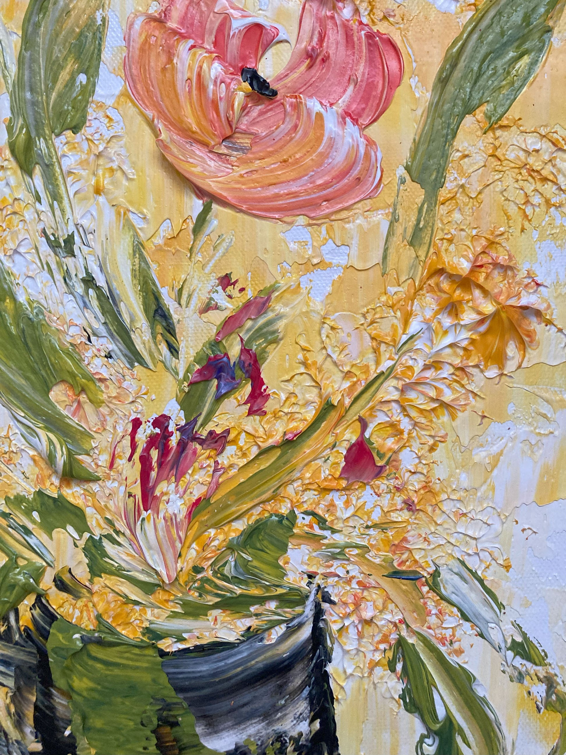 Tableau floral , bouquet de 3 fleurs tons rose saumon avec feuillage dans un vase sur fond jaune et blanc. Peinture sur toile format 30x60cm. Création Virginie Linard ©.