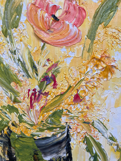 Tableau floral , bouquet de 3 fleurs tons rose saumon avec feuillage dans un vase sur fond jaune et blanc. Peinture sur toile format 30x60cm. Création Virginie Linard ©.