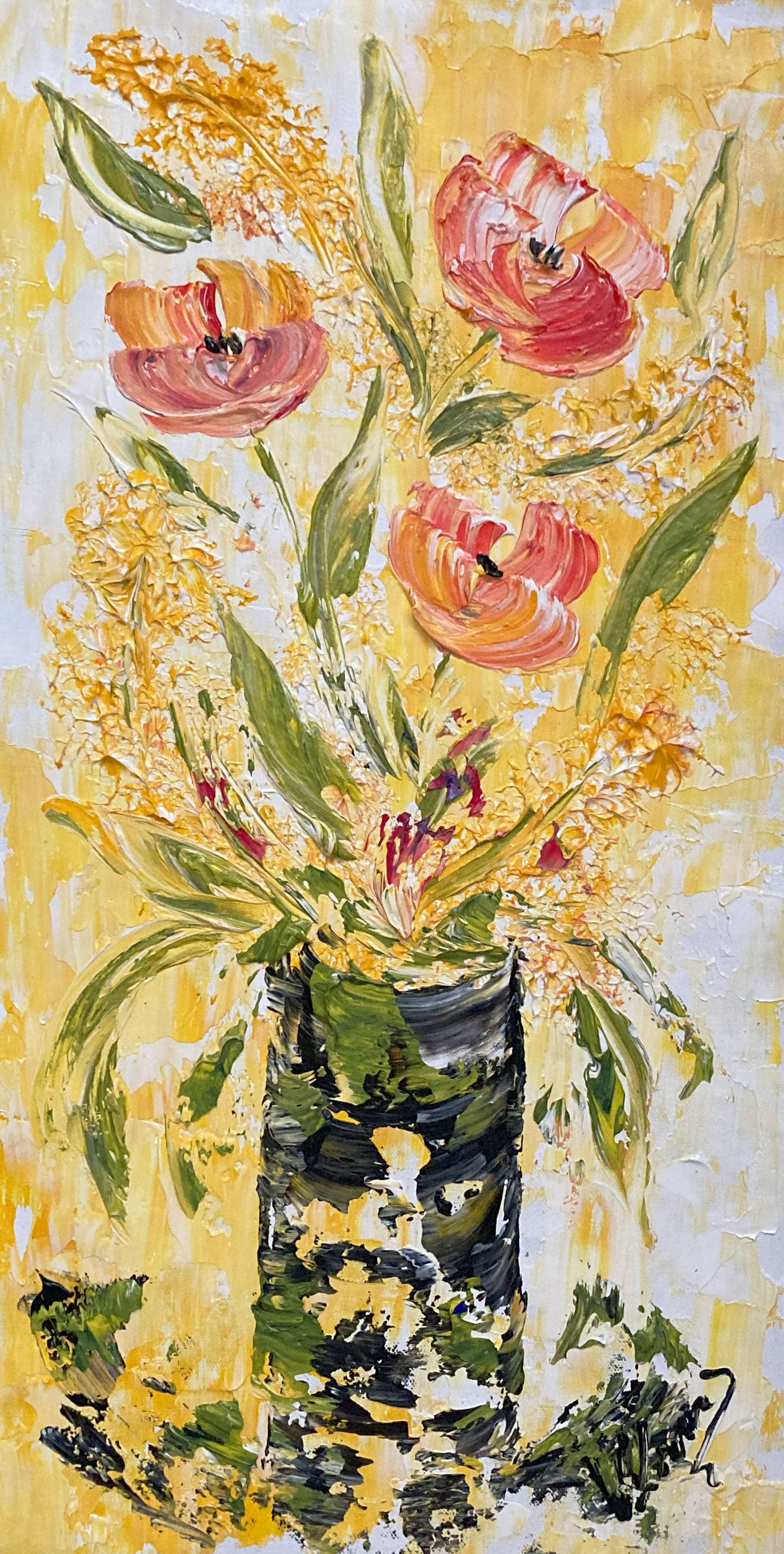 Tableau floral , bouquet de 3 fleurs tons rose saumon avec feuillage dans un vase sur fond jaune et blanc. Peinture sur toile format 30x60cm. Création Virginie Linard ©.