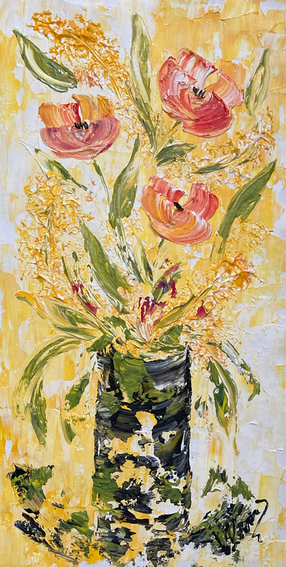 Tableau floral , bouquet de 3 fleurs tons rose saumon avec feuillage dans un vase sur fond jaune et blanc. Peinture sur toile format 30x60cm. Création Virginie Linard ©.