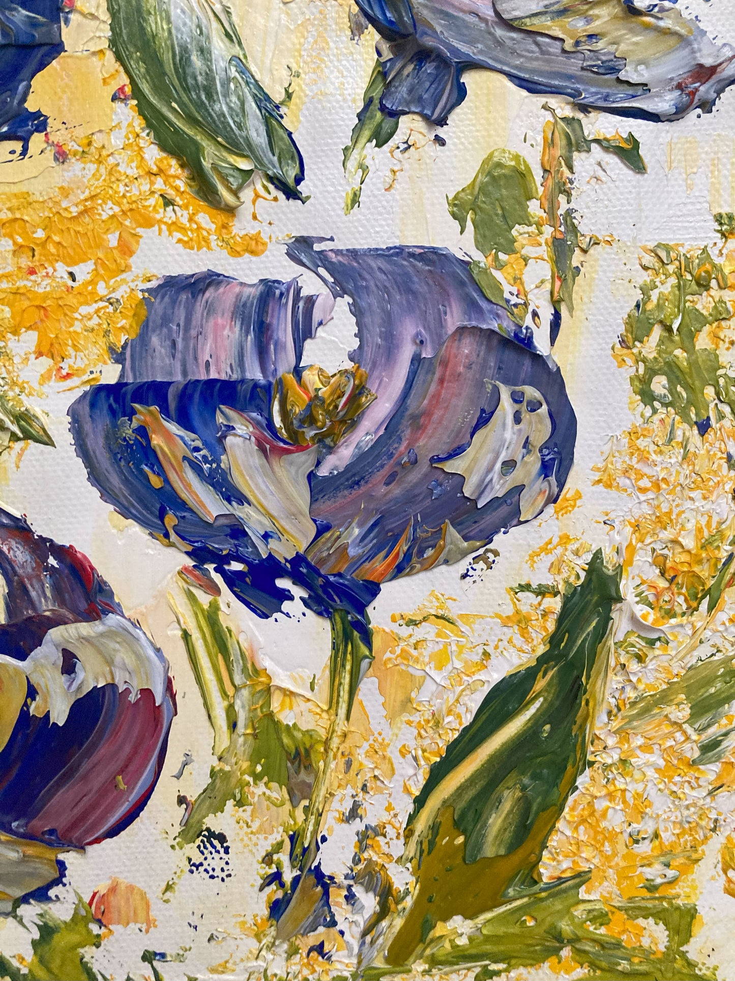 Tableau floral , bouquet de 6 fleurs bleues et violettes dégradées avec feuillage dans un vase sur fond jaune et blanc. Peinture sur toile format 30x60cm. Création Virginie Linard ©.