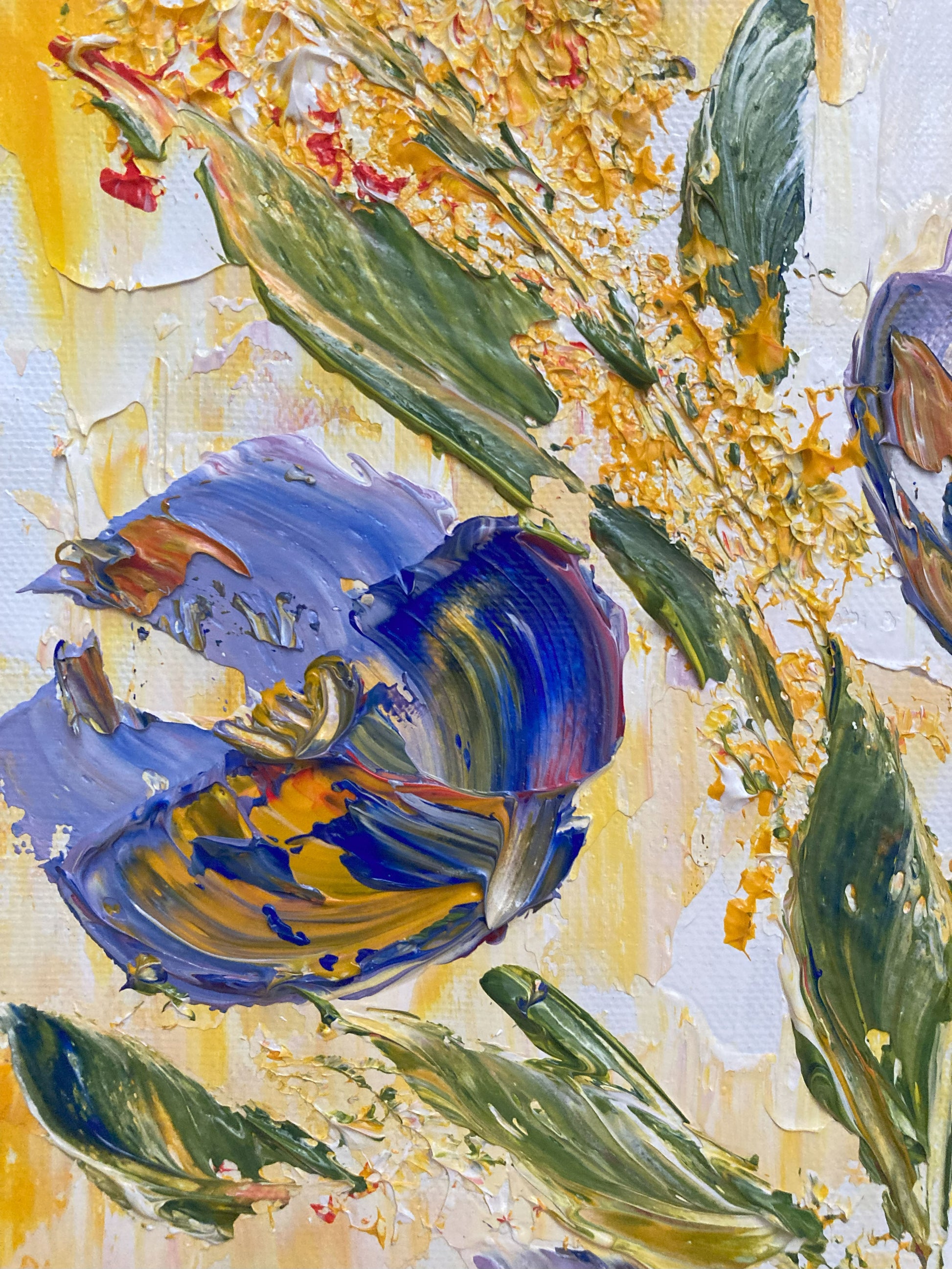Tableau floral , bouquet de 6 fleurs bleues et violettes dégradées avec feuillage dans un vase sur fond jaune et blanc. Peinture sur toile format 30x60cm. Création Virginie Linard ©.