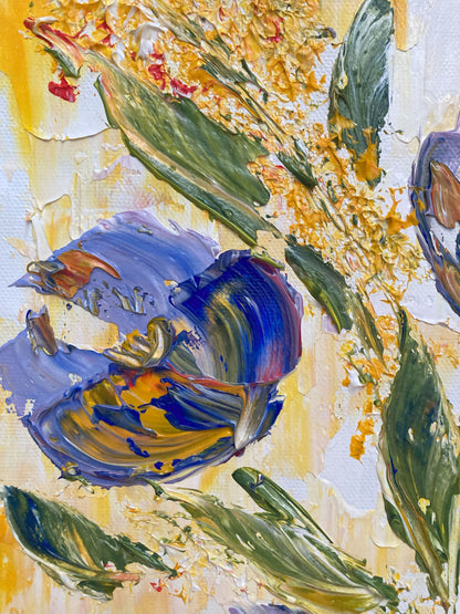 Tableau floral , bouquet de 6 fleurs bleues et violettes dégradées avec feuillage dans un vase sur fond jaune et blanc. Peinture sur toile format 30x60cm. Création Virginie Linard ©.