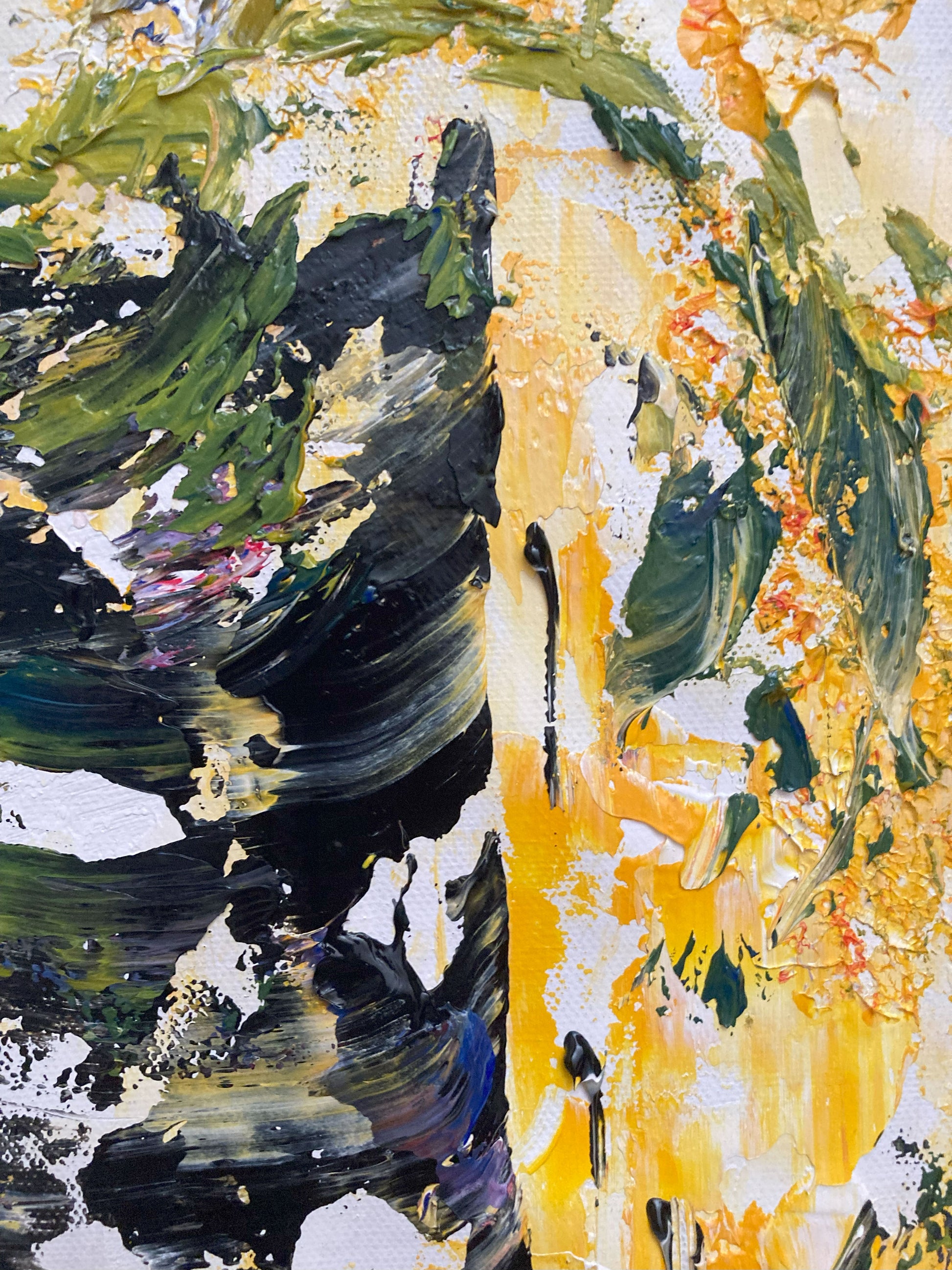 Tableau floral , bouquet de 6 fleurs bleues et violettes dégradées avec feuillage dans un vase sur fond jaune et blanc. Peinture sur toile format 30x60cm. Création Virginie Linard ©.