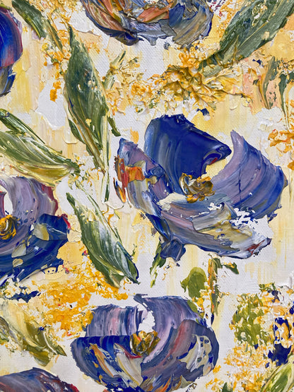 Tableau floral , bouquet de 6 fleurs bleues et violettes dégradées avec feuillage dans un vase sur fond jaune et blanc. Peinture sur toile format 30x60cm. Création Virginie Linard ©.