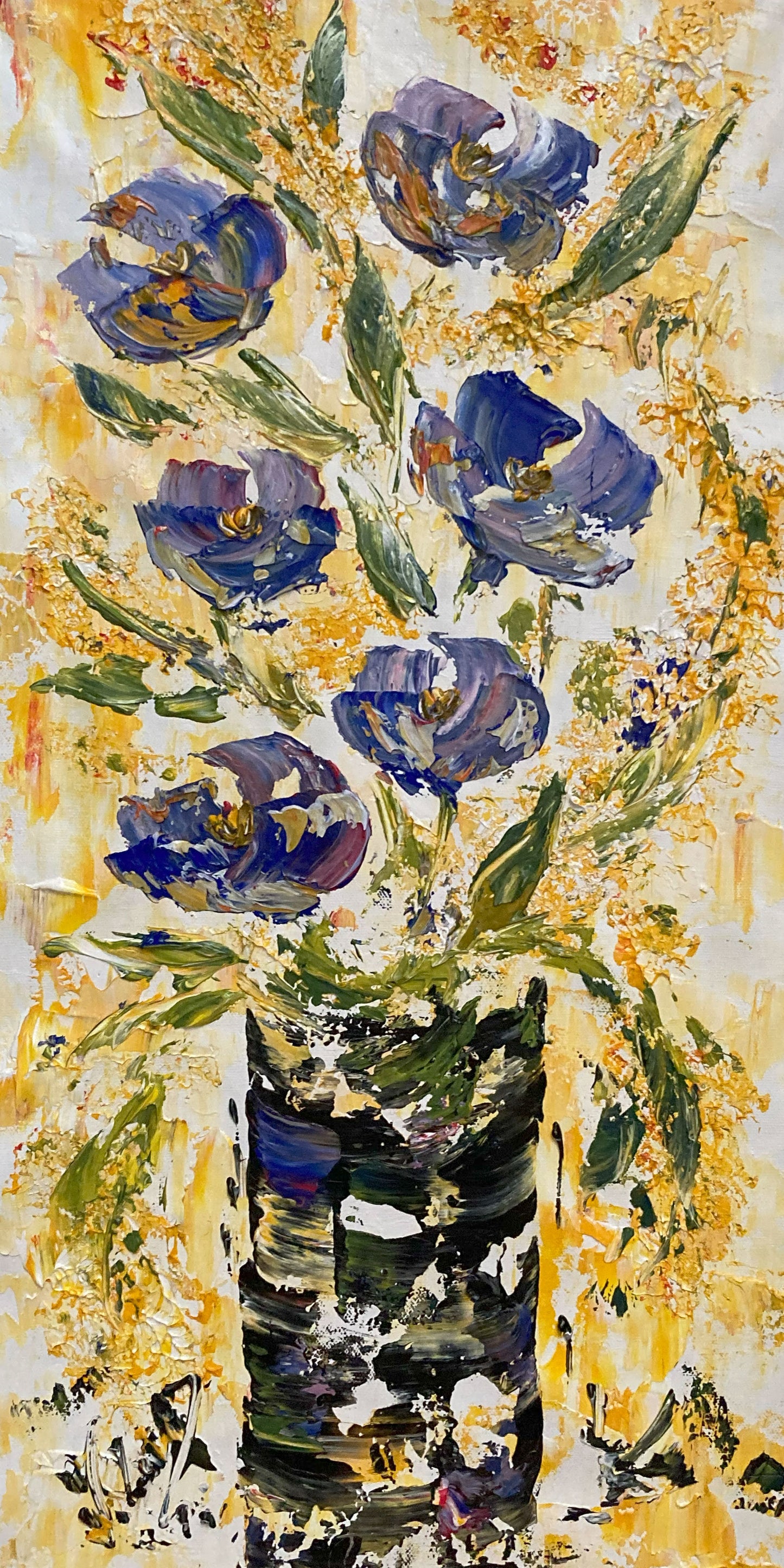 Tableau floral , bouquet de 6 fleurs bleues et violettes dégradées avec feuillage dans un vase sur fond jaune et blanc. Peinture sur toile format 30x60cm. Création Virginie Linard ©.