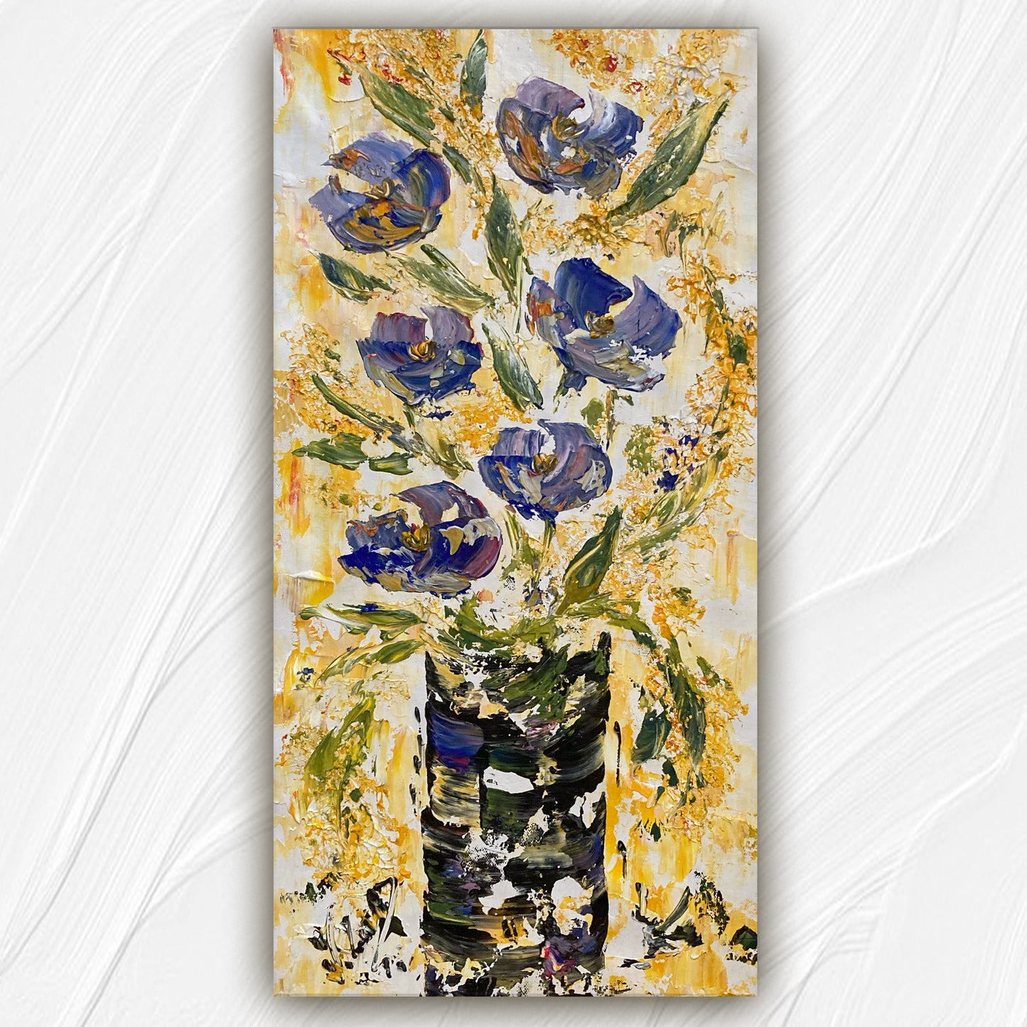 Tableau floral , bouquet de 6 fleurs bleues et violettes dégradées avec feuillage dans un vase sur fond jaune et blanc. Peinture sur toile format 30x60cm. Création Virginie Linard ©.