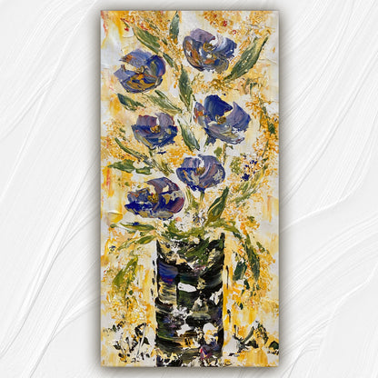 Tableau floral , bouquet de 6 fleurs bleues et violettes dégradées avec feuillage dans un vase sur fond jaune et blanc. Peinture sur toile format 30x60cm. Création Virginie Linard ©.