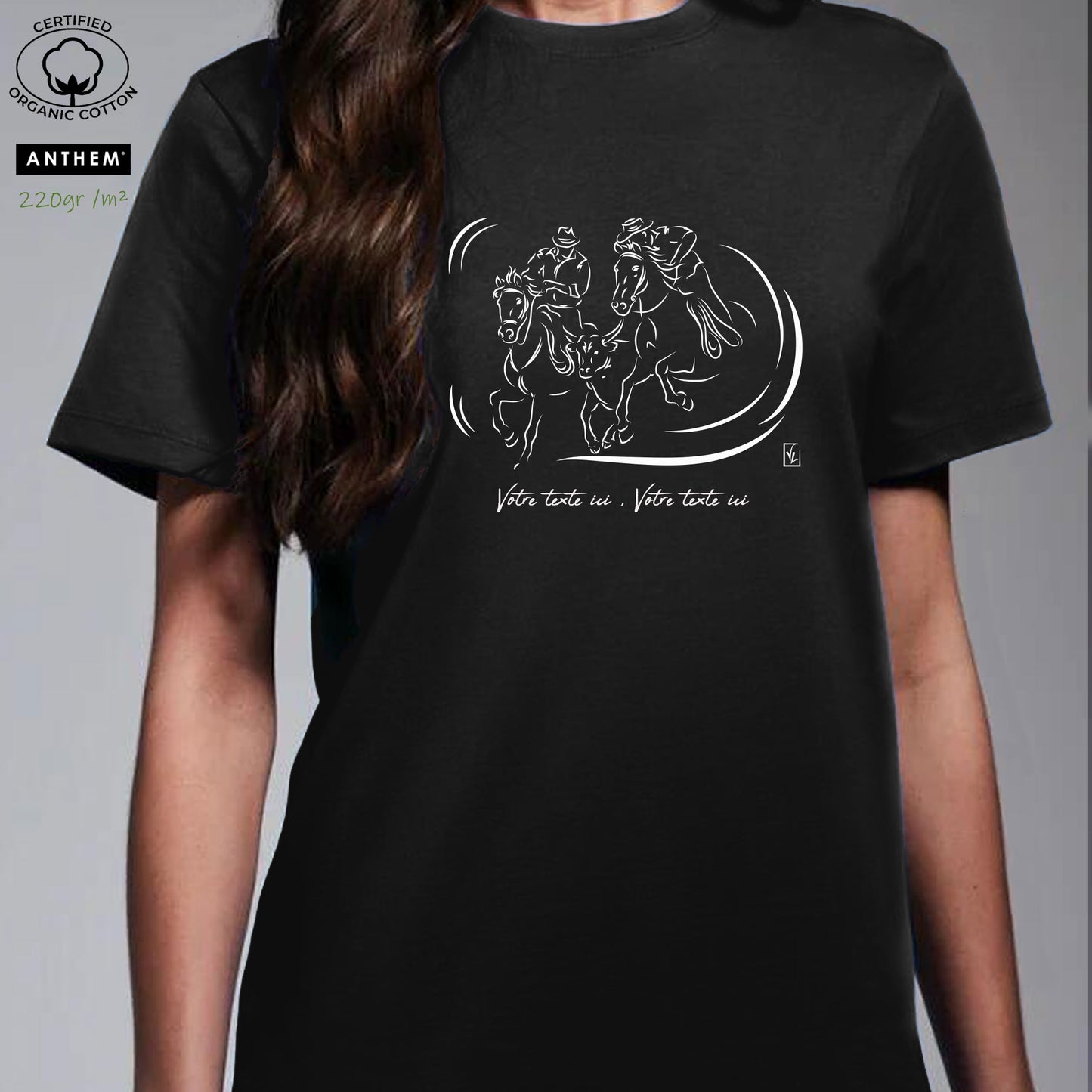 Graphisme Manade Gardians & Taureaux Abrivado sur T-shirt biologique noir. A personnaliser avec du texte. Création Virginie Linard ©.