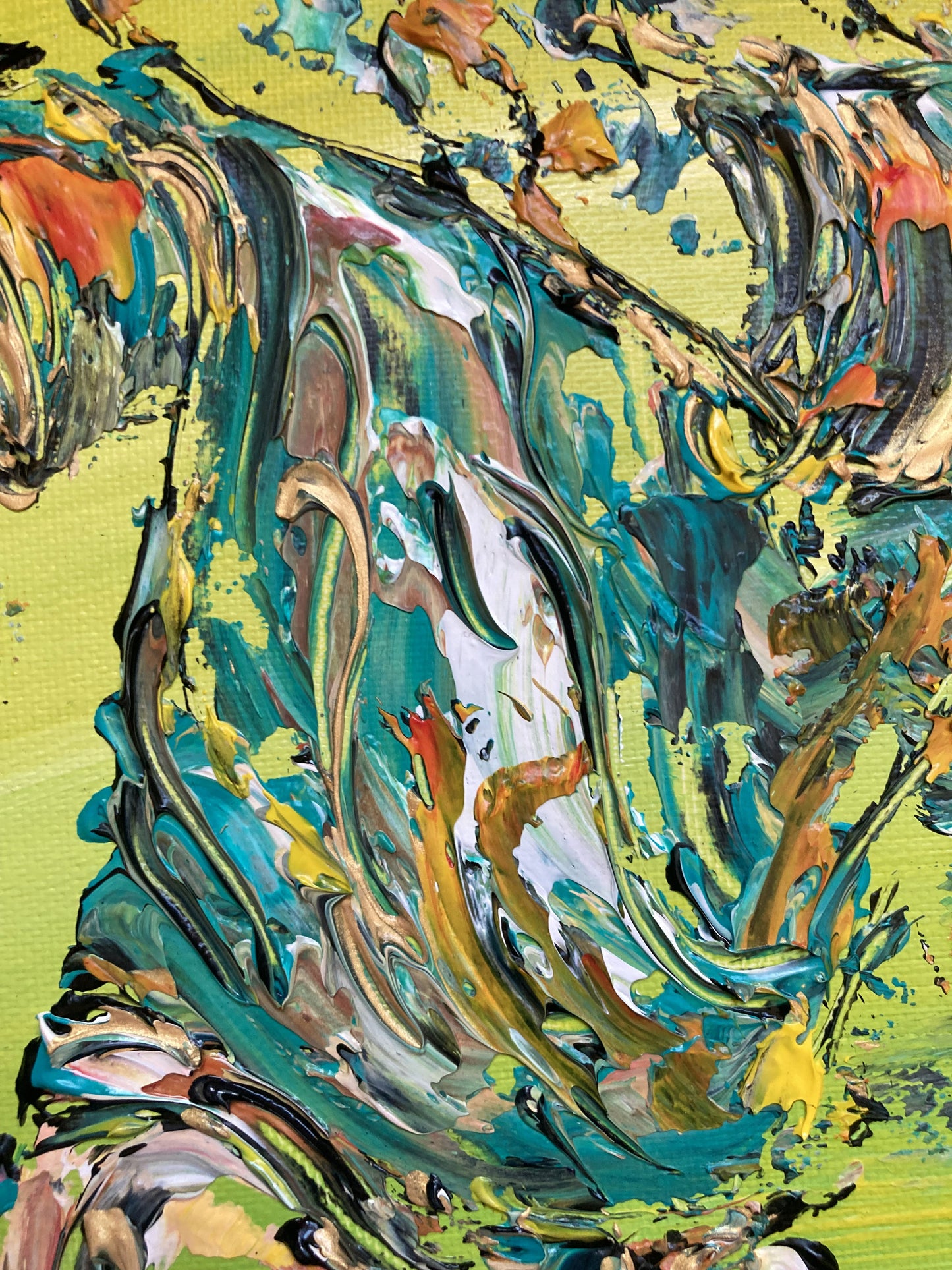 Tableau Golf Golfeur Swing, couleurs jaune bleu vert, format 50x65 cm. Original unique. Création peintre Virginie Linard ©. Détail T-shirt.