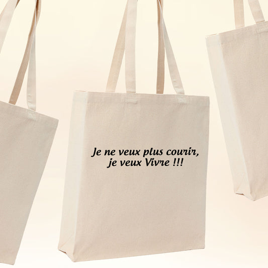 Sac cabas 21L beige avec texte " Je ne veux plus courir, je veux Vivre !!! ". Création Virginie Linard.