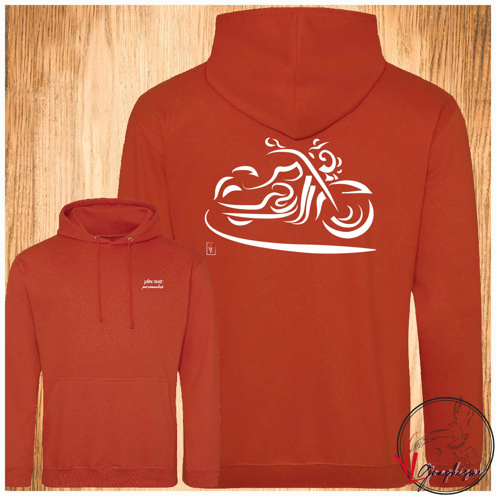 Graphisme moto sigle sur sweat orange de Virginie Linard ©