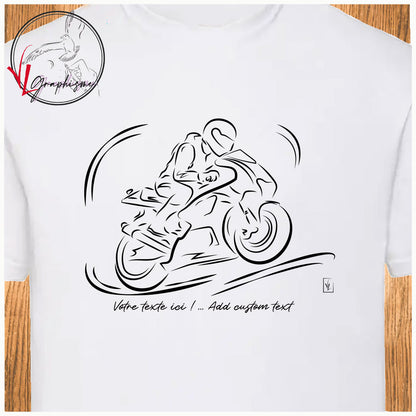 Graphisme d'une moto à vive allure sur tshirt blanc de Virginie Linard ©