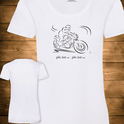 Graphisme motard moto sur t-shirt blanc femme à personnaliser avec un texte. Création Virginie Linard©.