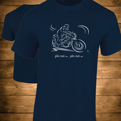 Graphisme motard moto sur t-shirt bleu homme à personnaliser avec un texte. Création Virginie Linard©.