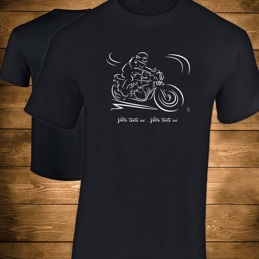 Graphisme motard moto sur t-shirt noir homme à personnaliser avec un texte. Création Virginie Linard©.