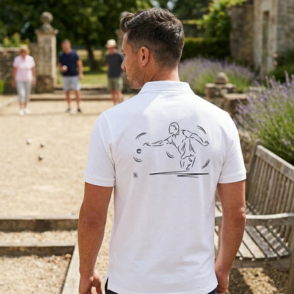 Polo pétanque homme blanc personnalisé (texte/prénom/club). Idée cadeau pétanqueur, dessin "13 à 0" au dos. Création Virginie Linard©
