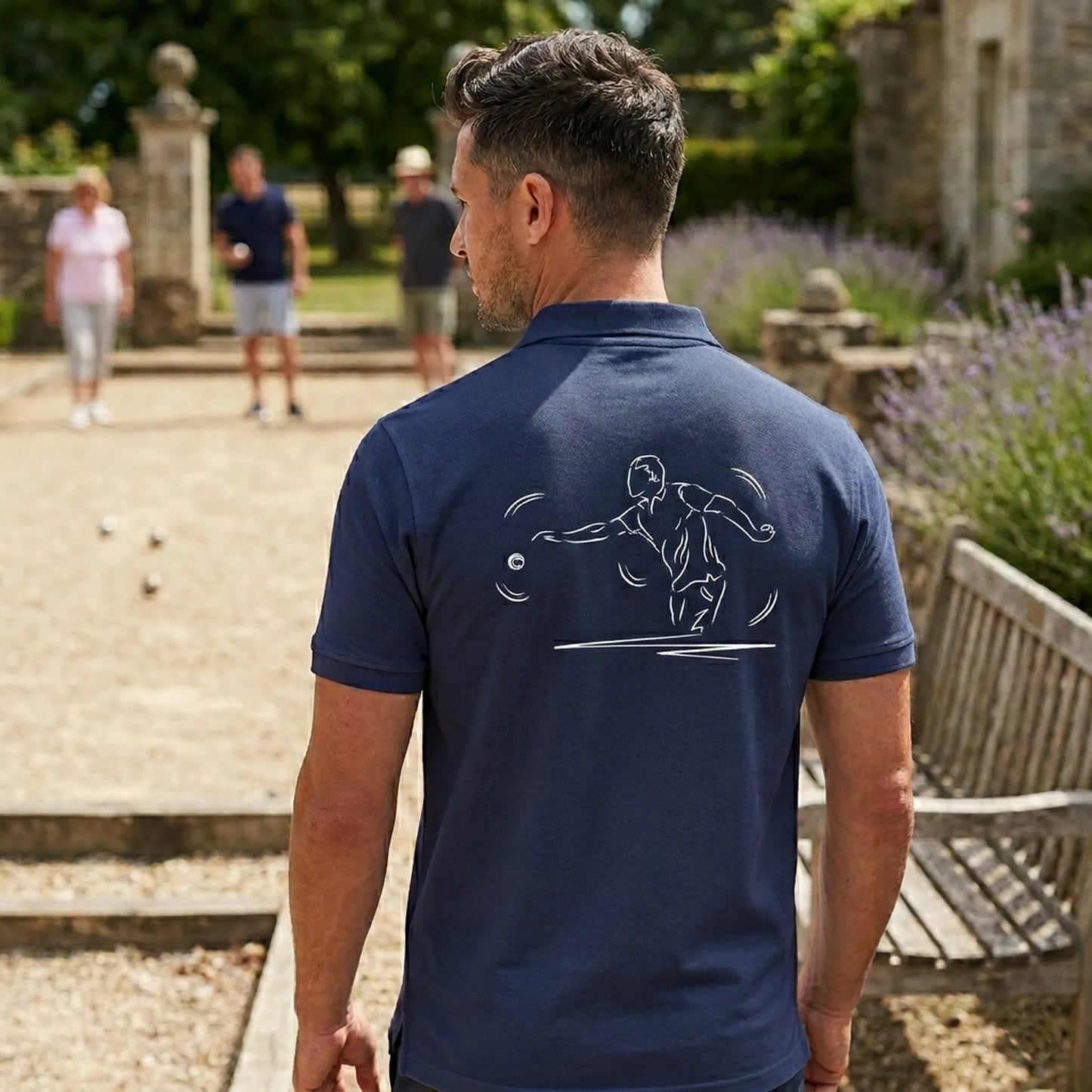 Polo pétanque homme bleu navy personnalisé (texte/prénom/club). Idée cadeau pétanqueur, dessin "13 à 0" au dos. Création Virginie Linard©