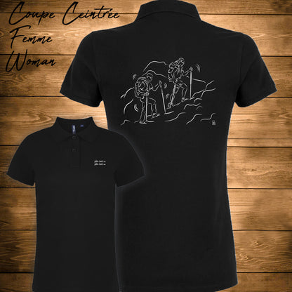 Graphisme randonnée trekking sur Polo noir femme. A personnaliser avec un texte. Création Virginie Linard ©.