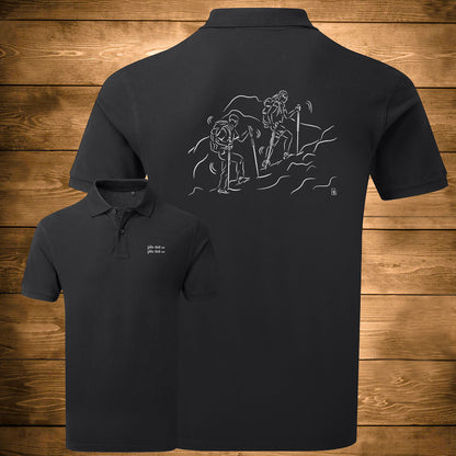 Graphisme randonnée trekking sur Polo noir homme. A personnaliser avec un texte. Création Virginie Linard ©.