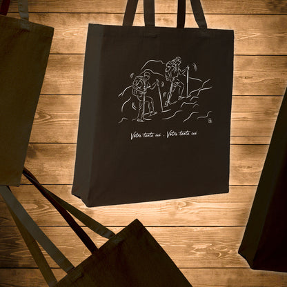 Graphisme randonnée trekking sur Sac tote bag noir. A personnaliser avec un texte. Création Virginie Linard ©.