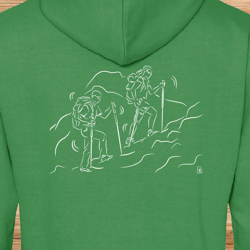 Graphisme randonnée trekking alpinisme sur sweat couleur vert à personnaliser avec un texte. Création Virginie Linard ©.