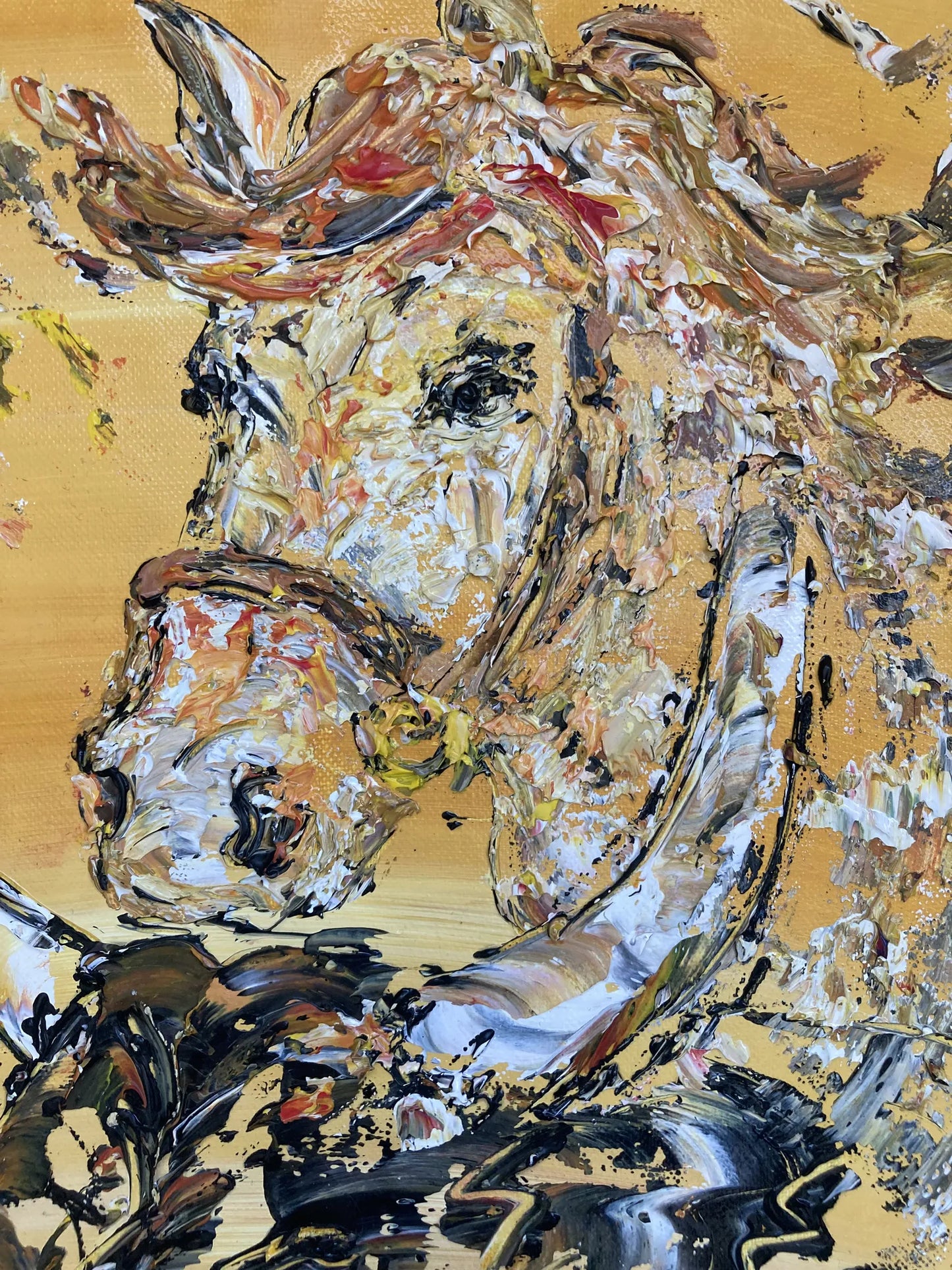 Détail de peinture acrylique au couteau montrant la crinière du cheval et la robe du taureau. Texture épaisse et reliefs sur toile de Camargue.