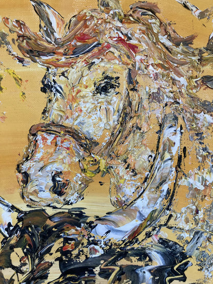 Détail de peinture acrylique au couteau montrant la crinière du cheval et la robe du taureau. Texture épaisse et reliefs sur toile de Camargue.