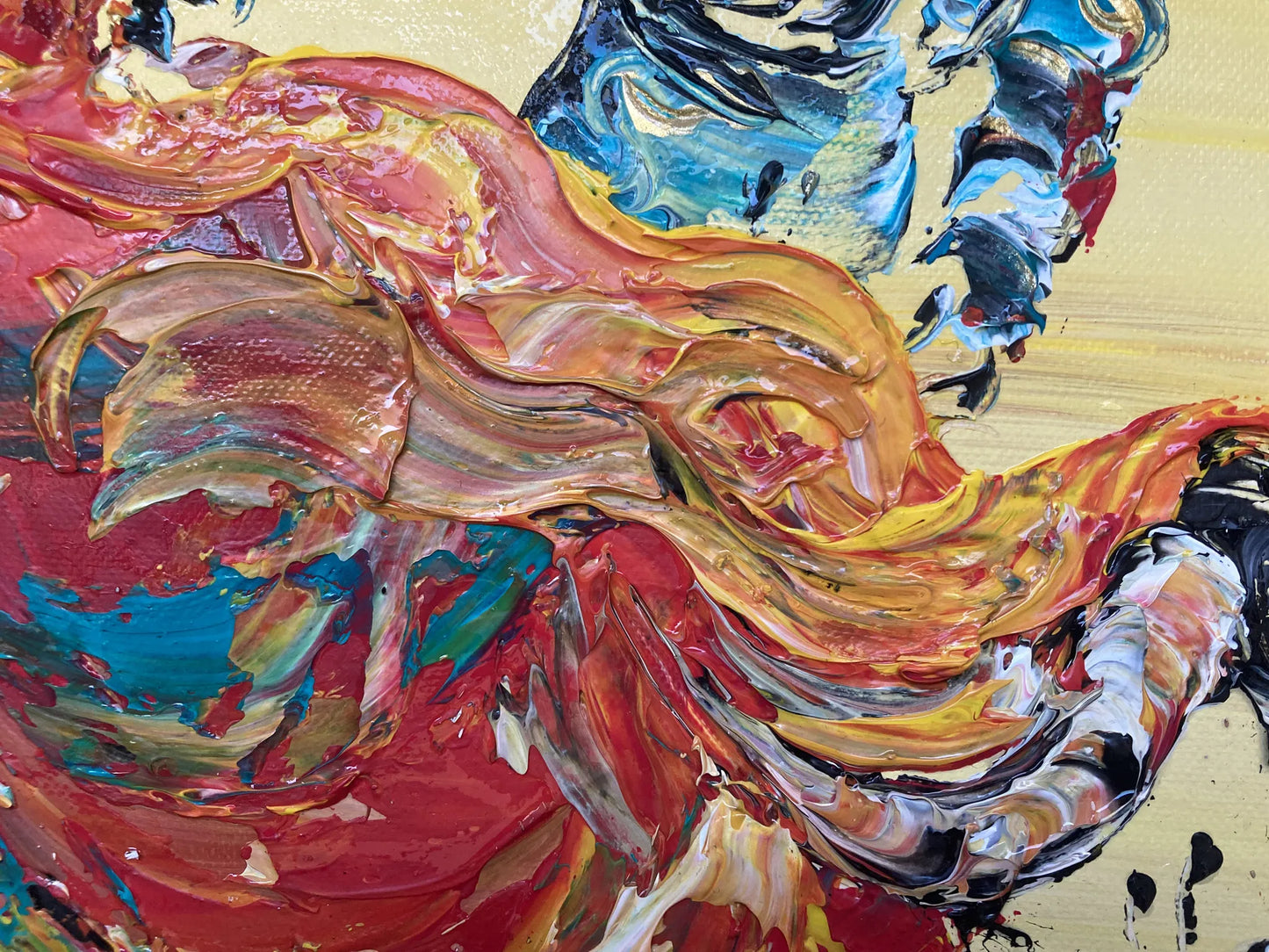 Zoom sur les reliefs de la peinture au couteau. Détail des textures rouges et marron évoquant le mouvement de la muleta et l'arène.