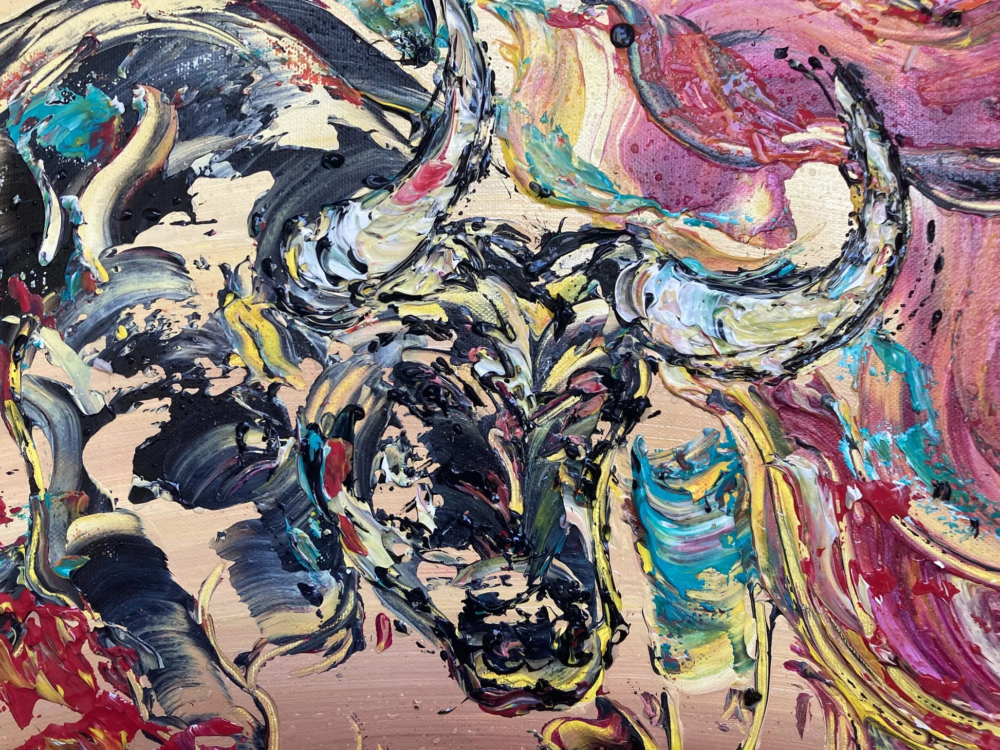 Détail du relief de la peinture au couteau sur l'habit de lumières et la muleta rose et jaune. Texture acrylique épaisse pour un rendu dynamique.