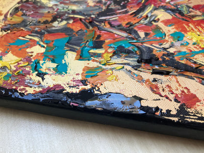 Détail du relief de la peinture au couteau sur l'habit de lumières et la muleta rose et jaune. Texture acrylique épaisse pour un rendu dynamique.